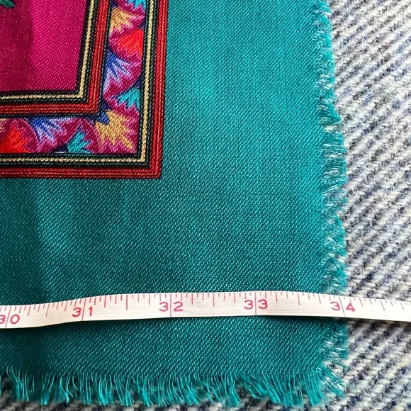 Liz Claiborne Vintage Scarf, 100% Wool, made in Japan - Picture 11 of 11